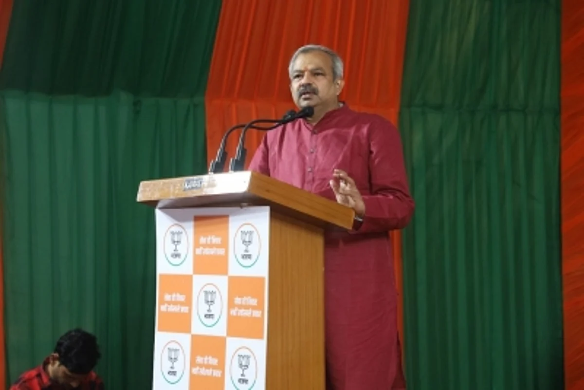 सत्येंद्र जैन की फिजियोथेरेपी एक रेपिस्ट कर रहा है
