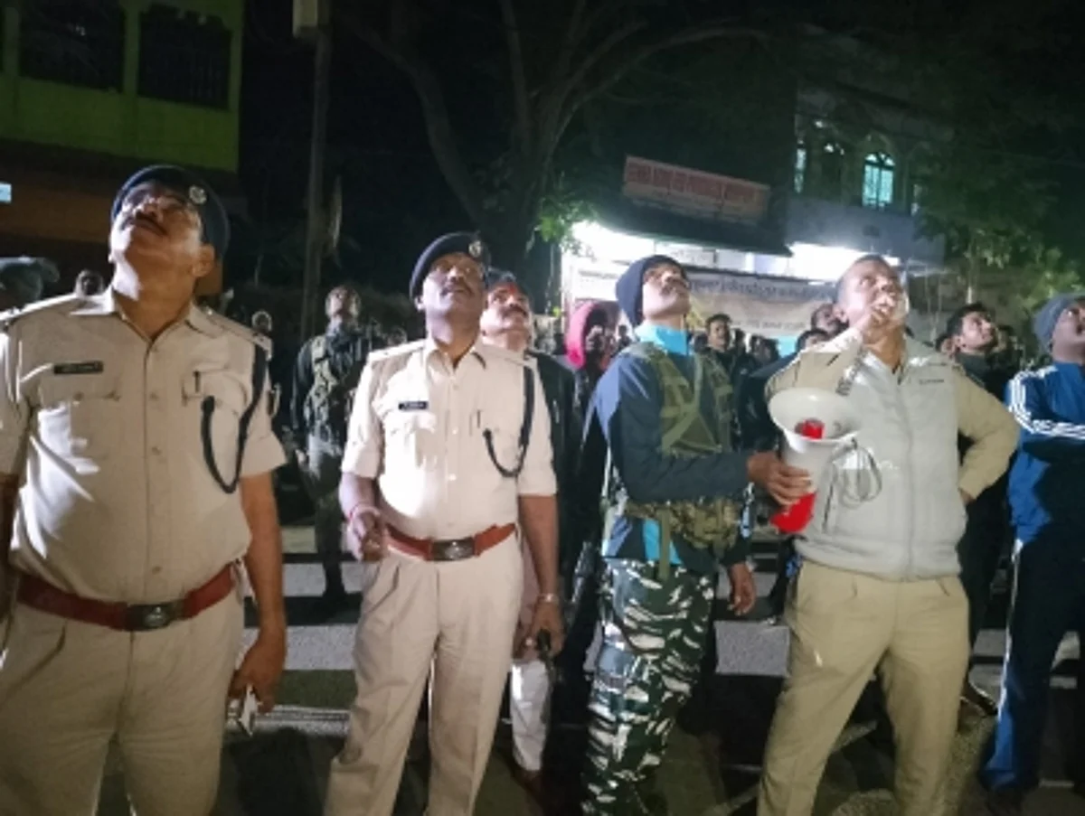 अजीबोगरीब मांग करने वाले व्यक्ति को नीचे उतारने की कोशिश करती रांची पुलिस