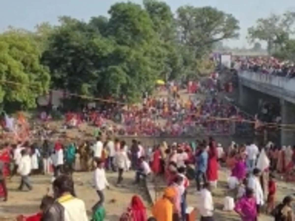 ये कैसी मन्नत? माता-पिता अपने बच्चों को नदी में सुला रहें हैं