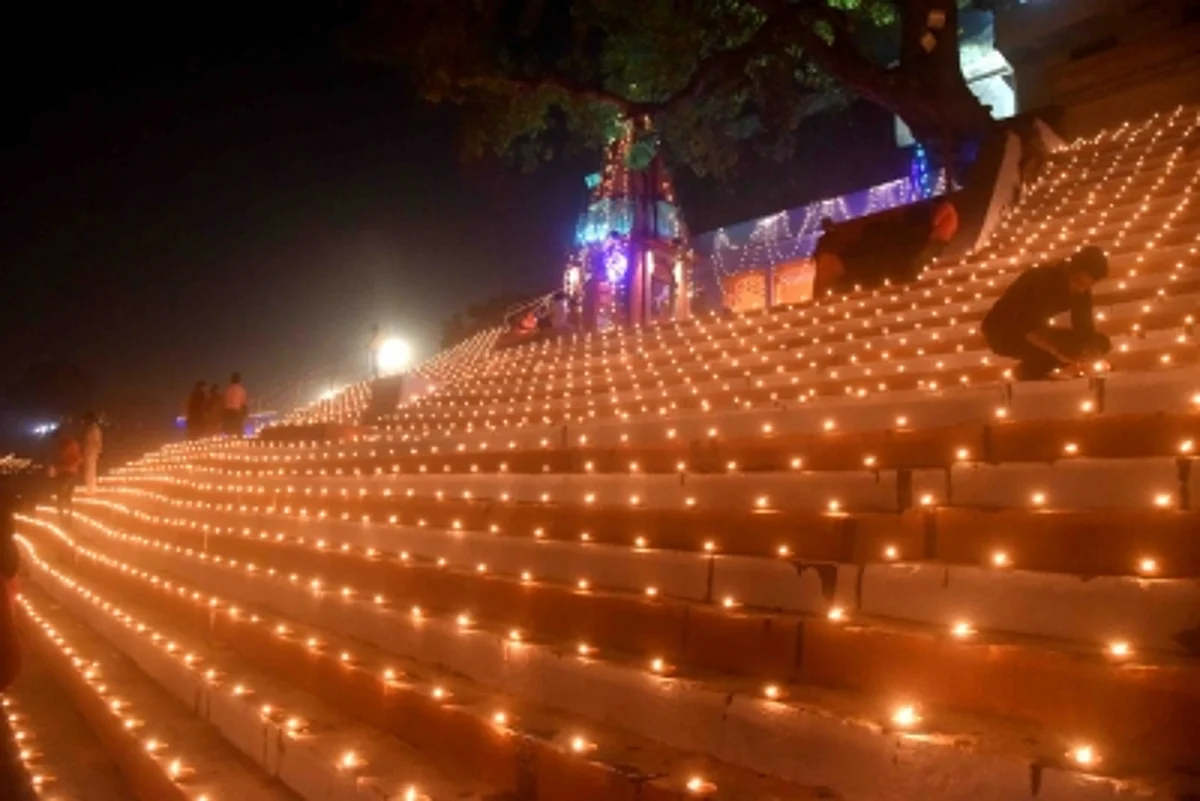 देव दीपावली पर जलेंगे 10 लाख दीये