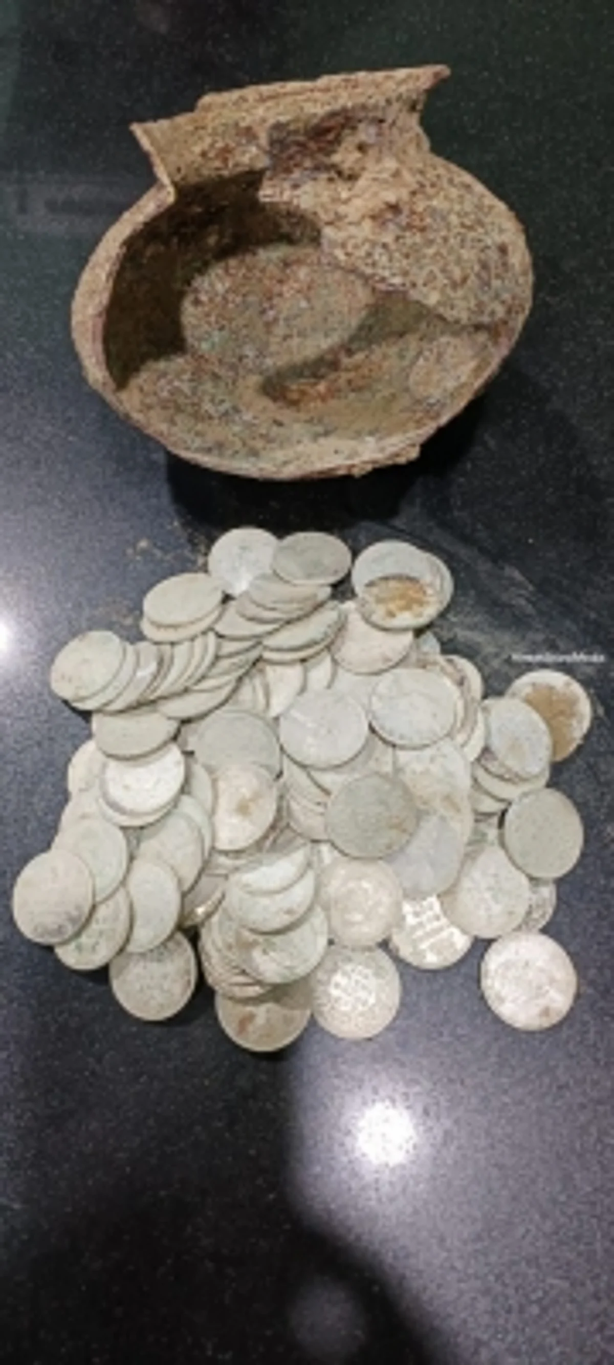 चांदी के सिक्कों से भरा घड़ा