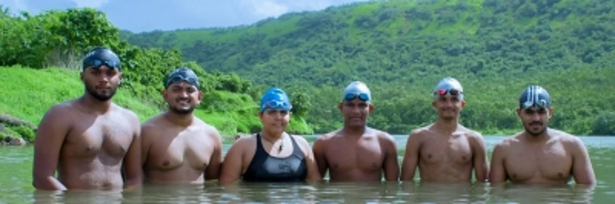 छह तैराक अरब सागर में 113 घंटे तैरने के बाद गोवा पहुंचे