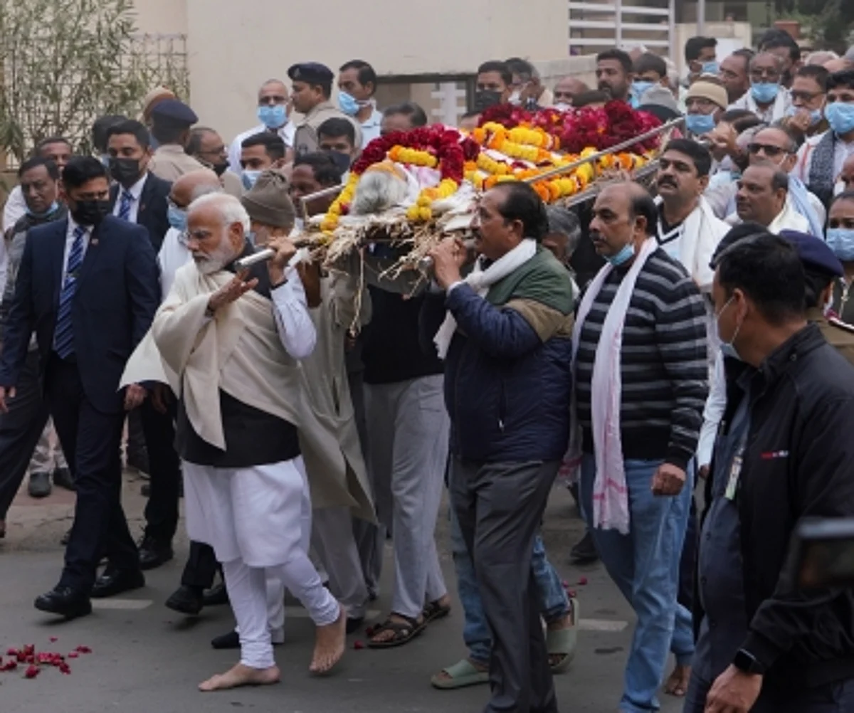 पीएम मोदी की माँ के निधन पर सभी ने जताया शोक (IANS)