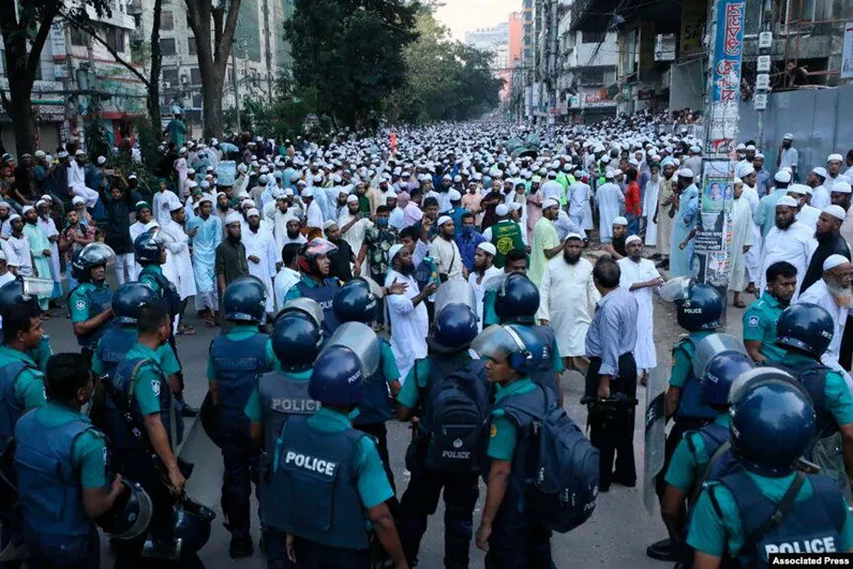 बांग्लादेश में एक बार फिर हिंदुओं पर हुए हमले पर भारत के दुतावास के बाहर हिन्दू संघटनों का प्रदर्शन