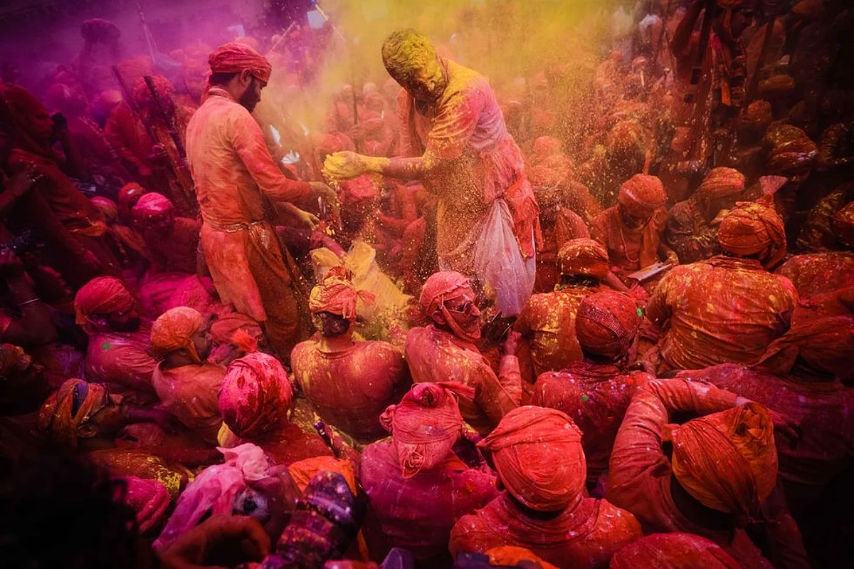 उत्तर प्रदेश में भगवा हुए होली के गाने