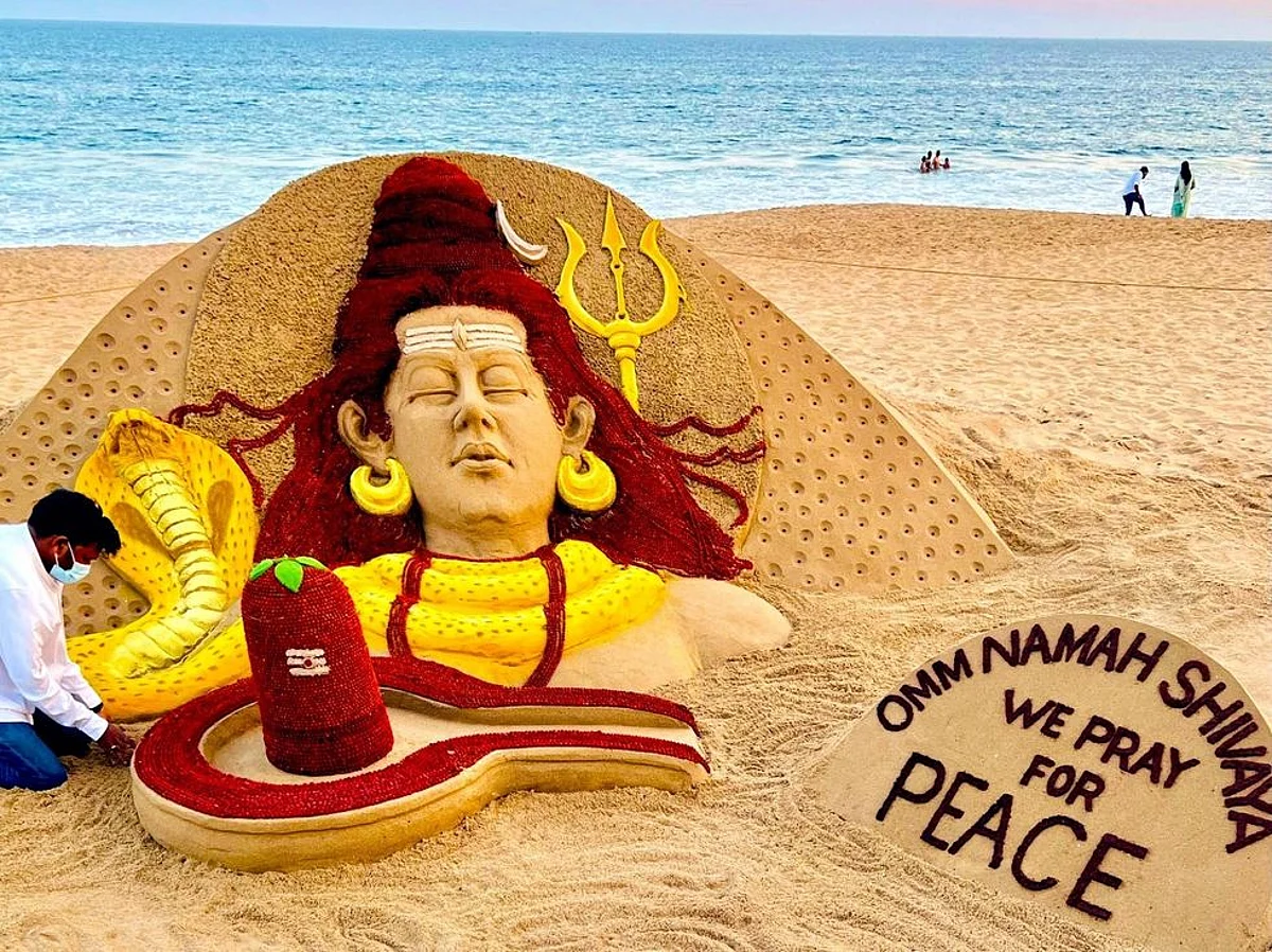 रेत कलाकार सुदर्शन पटनायक ने 23,436 रुद्राक्ष मोतियों के साथ बनाई भगवान की शिव की रेत की मूर्ति (IANS)