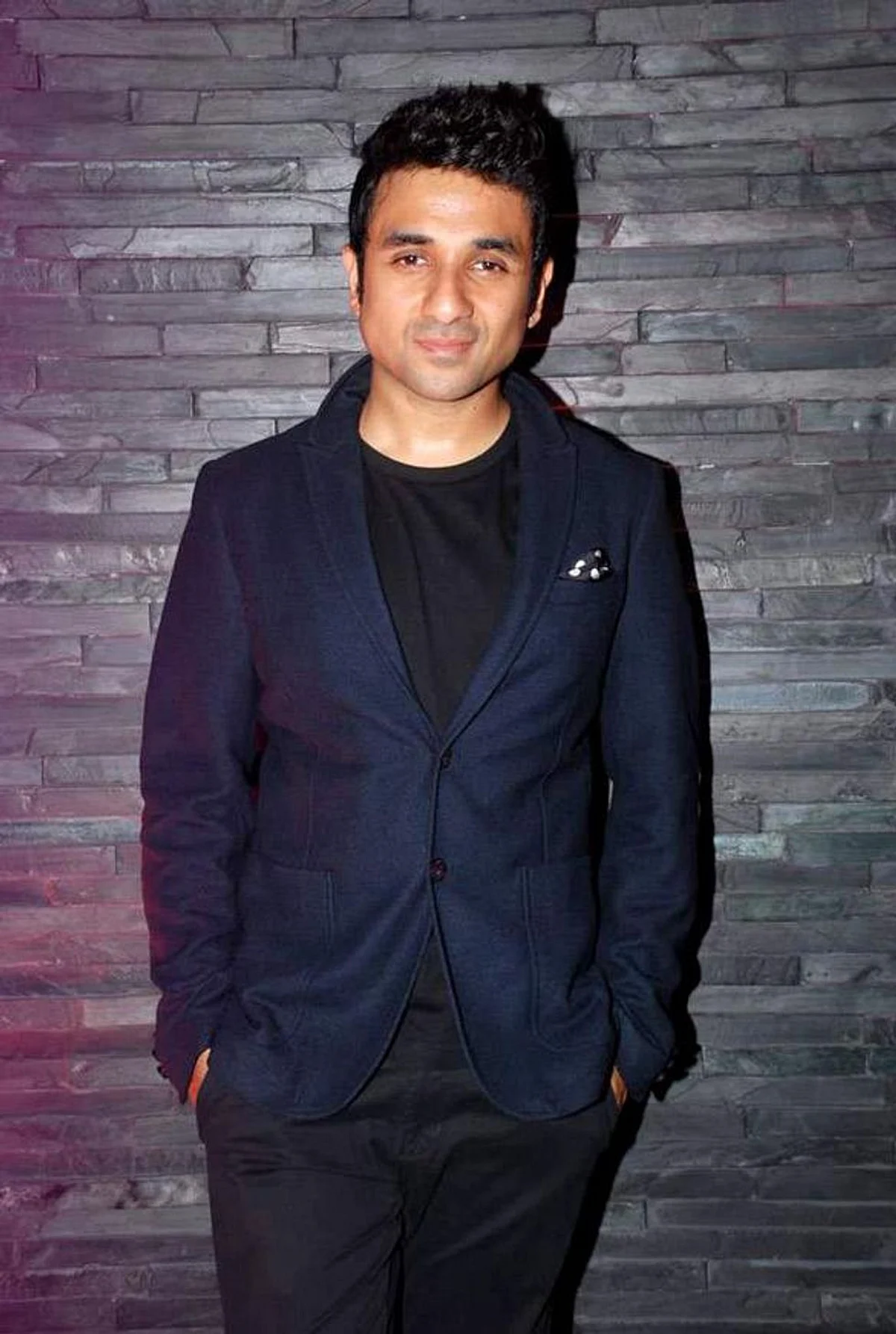 मुश्किलों में फंसे वीर दास के बचाव में आए थरूर, सिब्बल, लेकिन सिंघवी ने की कॉमेडियन की बुराई