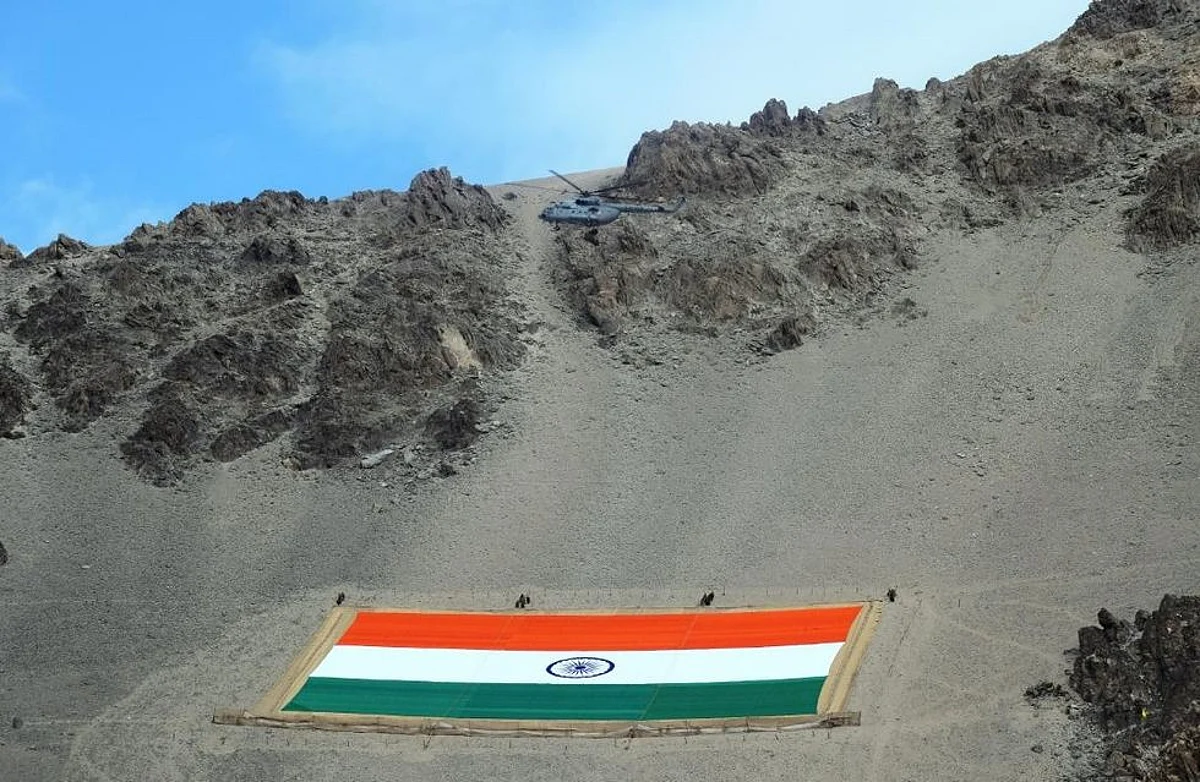 लेह में फहराया गया सबसे बड़ा राष्ट्रिय ध्वज।(IANS)