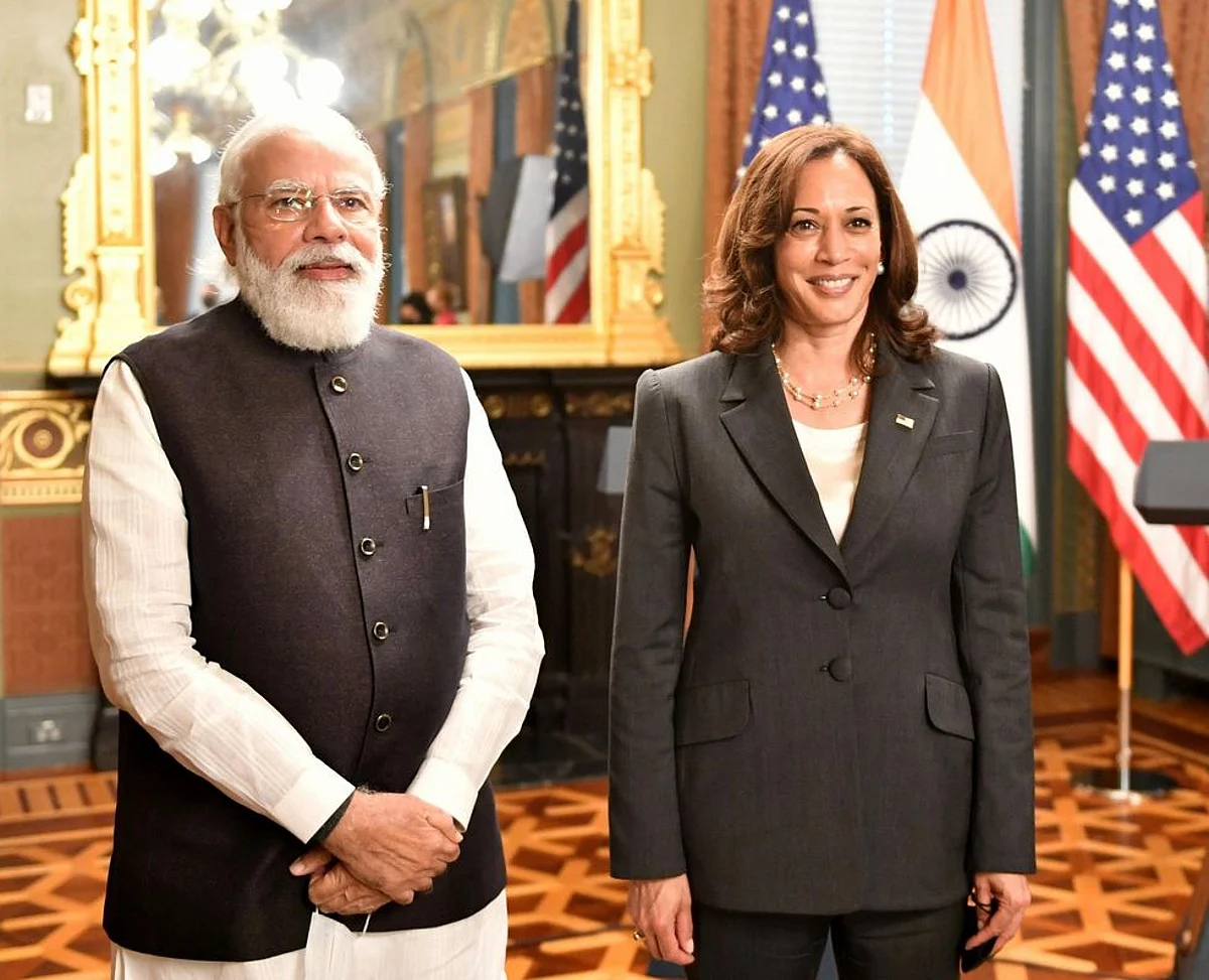 प्रधानमंत्री नरेंद्र मोदी के साथ अमेरिका की उप-राष्ट्रपति कमला हैरिस।(PIB)
