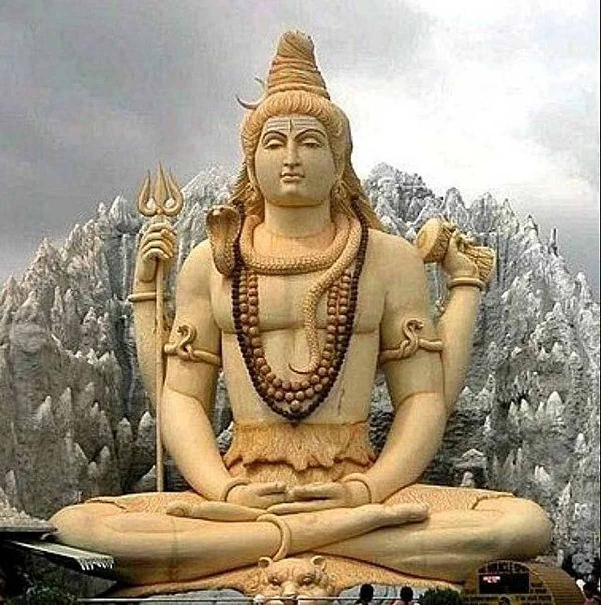 शिव के अन्य नामों दुग्धेश्वर, कैलाश, महादेव, गौरी शंकर, भुजंगनाथ, तपेश्वरनाथ और मनकामेश्वर आदि नामों को जोड़ दें तो यह संख्या और अधिक हो जाएगी। (Wikimedia Commons)