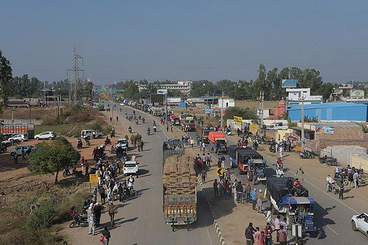 एक तरफ कोविड, दूसरी तरफ कृषि कानून पर राजनीति, किसका खतरा अधिक?