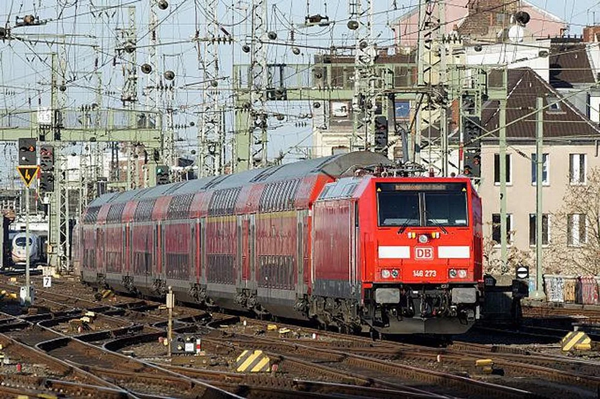 रेलवे स्टेशनों पर वाई-फाई सुविधा भारत सरकार के महत्वाकांक्षी डिजिटल इंडिया कार्यक्रम के उद्देश्यों को पूरा करना है। (Wikimedia Commons)