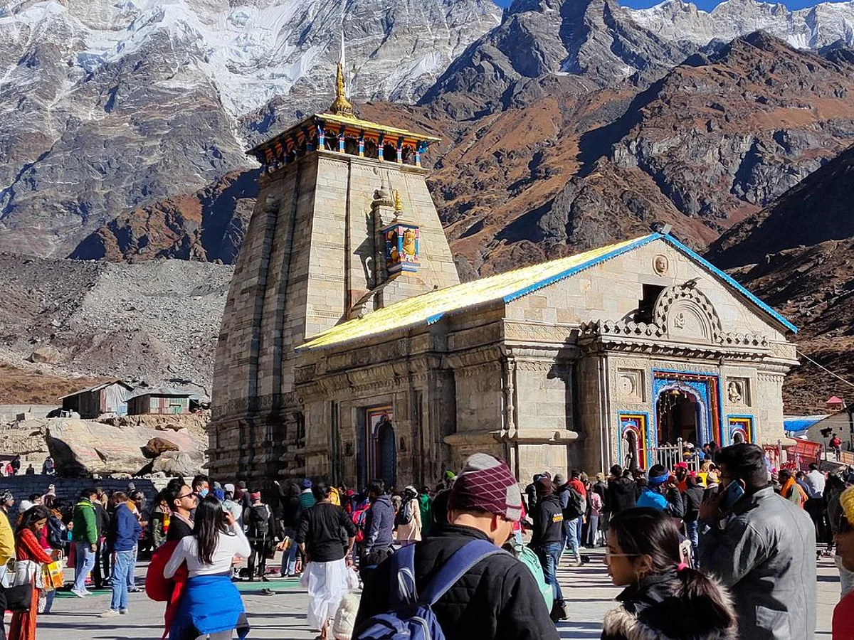 बाबा केदारनाथ की पंचमुखी डोली बेहद सादगी के साथ निकाली गई।