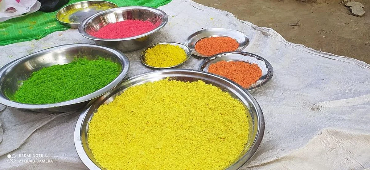 महिलाओं द्वारा बनाए गये हर्बल रंग गुलाल से भारत के अलावा लंदन में भी होली खेली जाएगी।