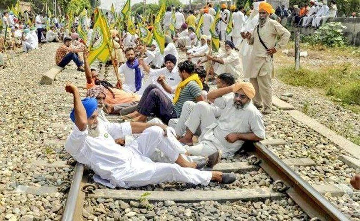 महाराष्ट्र में किसानों ने किया विरोध प्रदर्शन , रेल रोको आंदोलन में लिया भाग