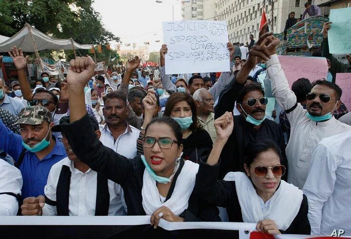 Pakistan में न तो मंदिर सुरक्षित और न ही अल्पसंख्यक बेटियाँ!