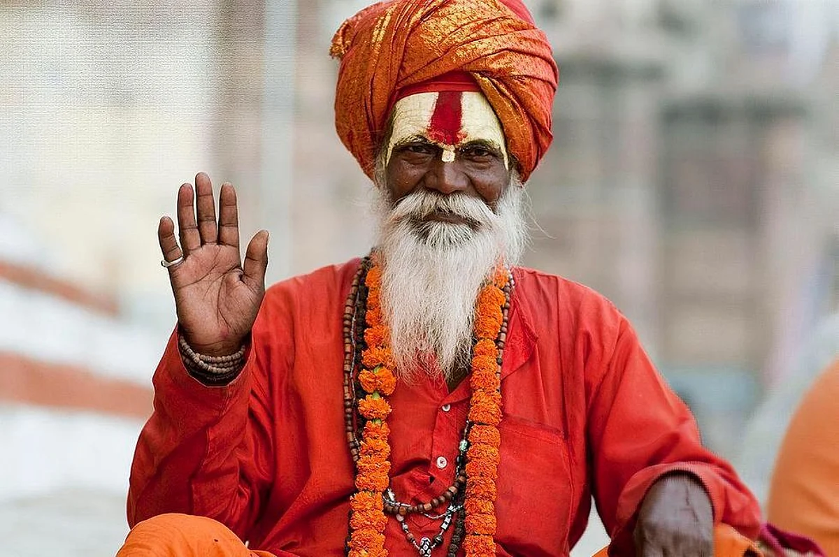 भक्ति के साथ-साथ सोशल डिस्टेंसिंग पर भी हो रहा है अमल