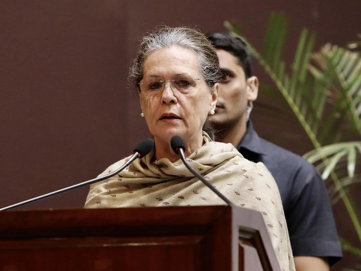 कांग्रेस प्रमुख सोनिया गांधी ने पार्टी को संकट के समय संभाला