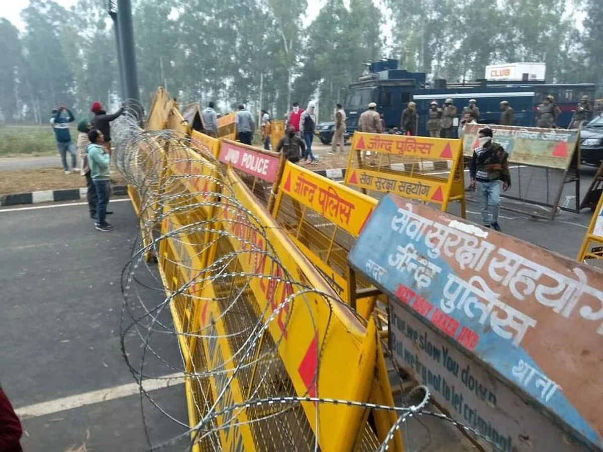 किसान आंदोलन को हरियाणा के सीमा पर रोकने के लिए की गई बैरिकेडिंग की तस्वीर।