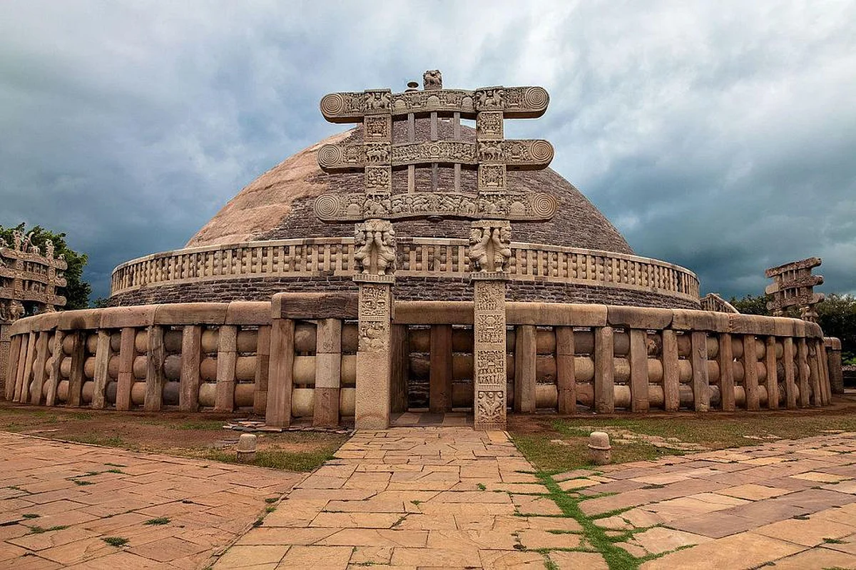 सांची स्तूप हमेशा से ही पर्यटकों के लिए आकर्षण का केंद्र रहा है। (Wikimedia commons)
