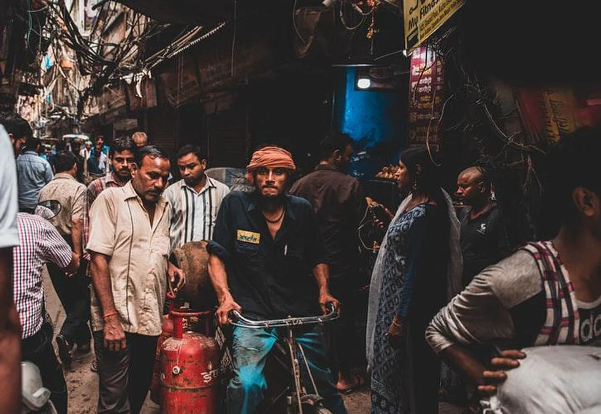 दिल्ली में कोरोना की एक और लहर तेजी से बढ़ रही है। (Unsplash)