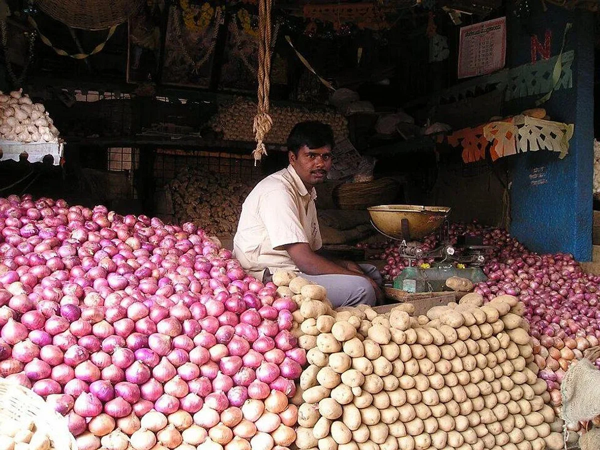 नवरात्रि में भी प्याज निकाल रहा है आंसू !
