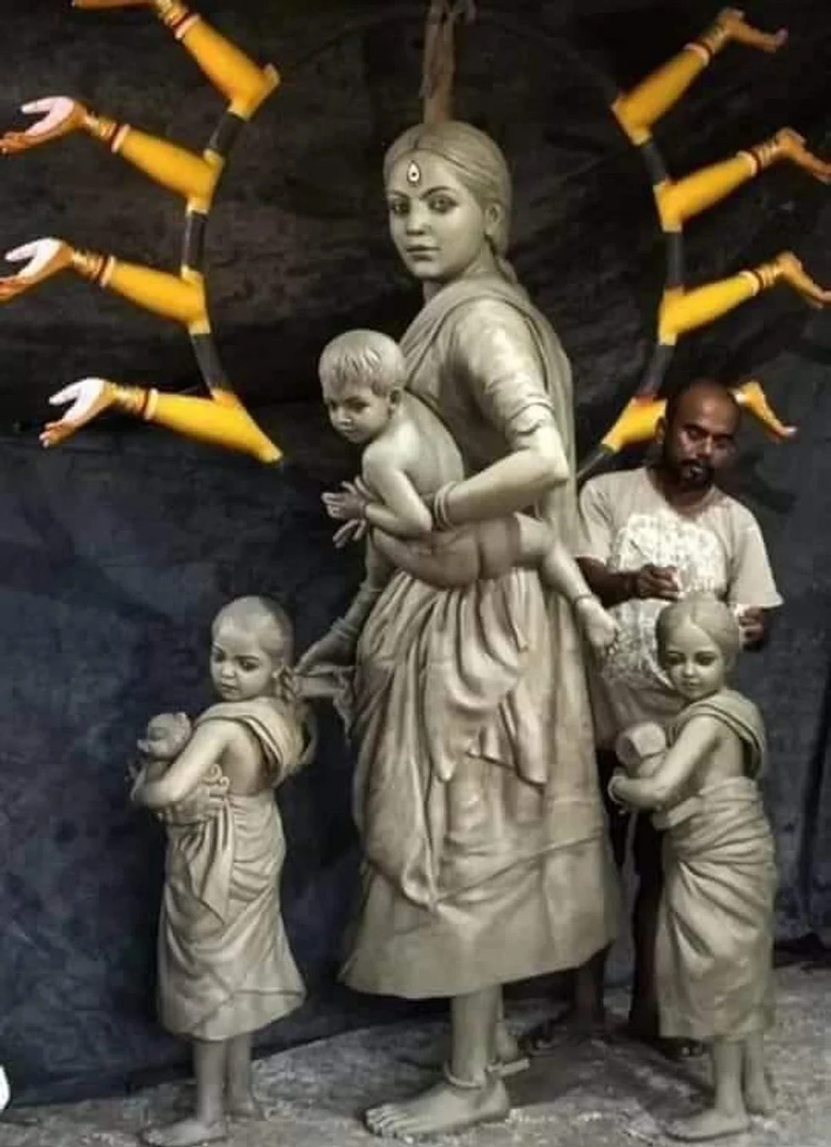 माँ दुर्गा अपने बच्चों के साथ प्रवासी रूप में। (सोशल मीडिया )