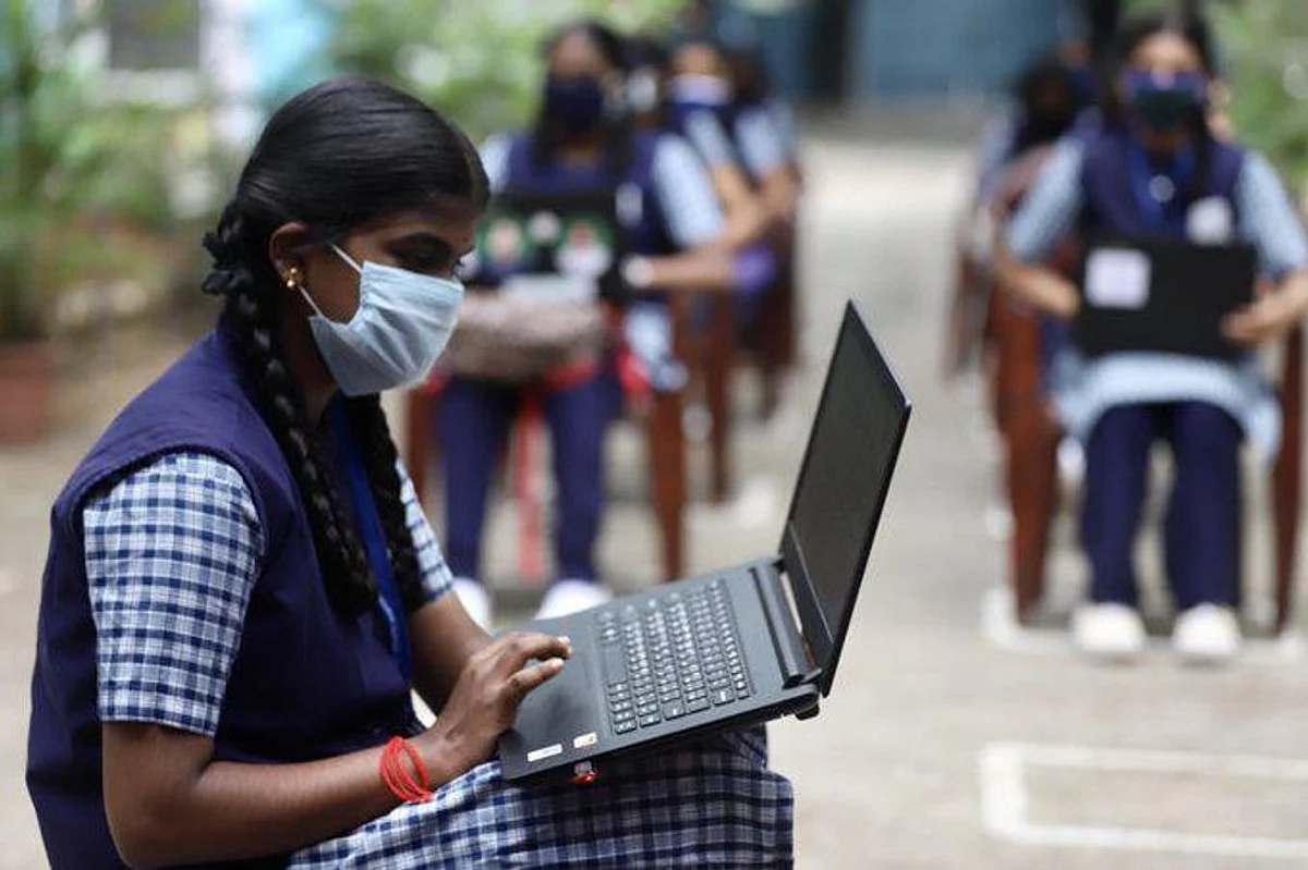 दिल्ली के छात्रों की मदद के लिए आगे आए लोग, छोटे बच्चों ने तोड़ी गुल्लक
