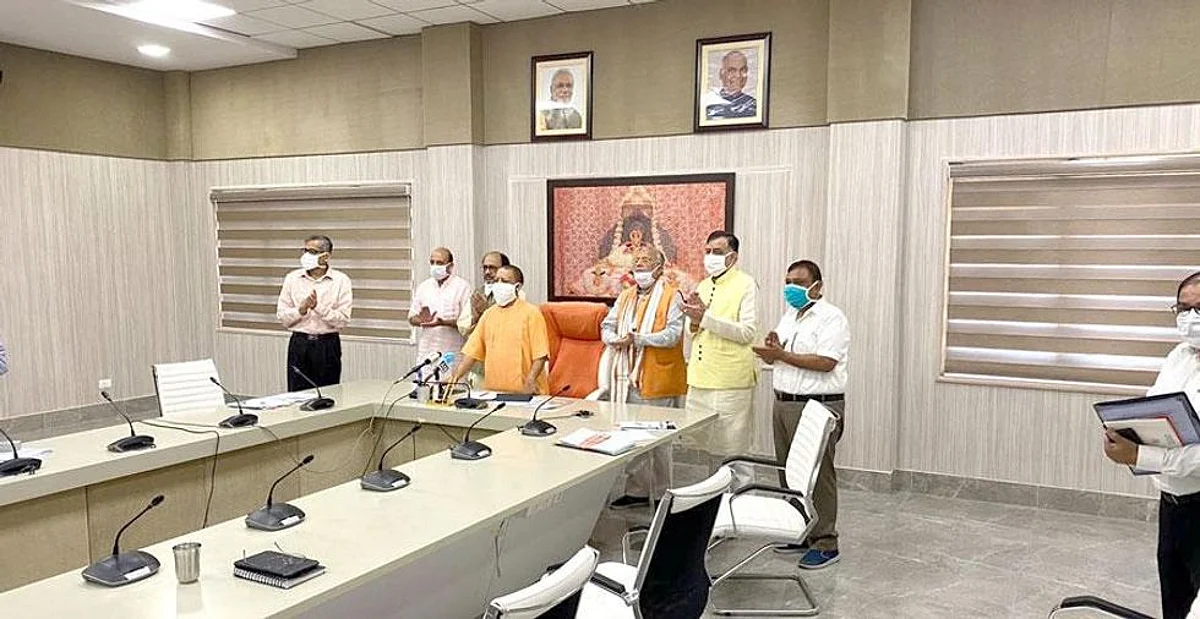 यूपी के मुख्यमंत्री योगी आदित्यनाथ और अन्य कार्यकर्ता। (twitter)