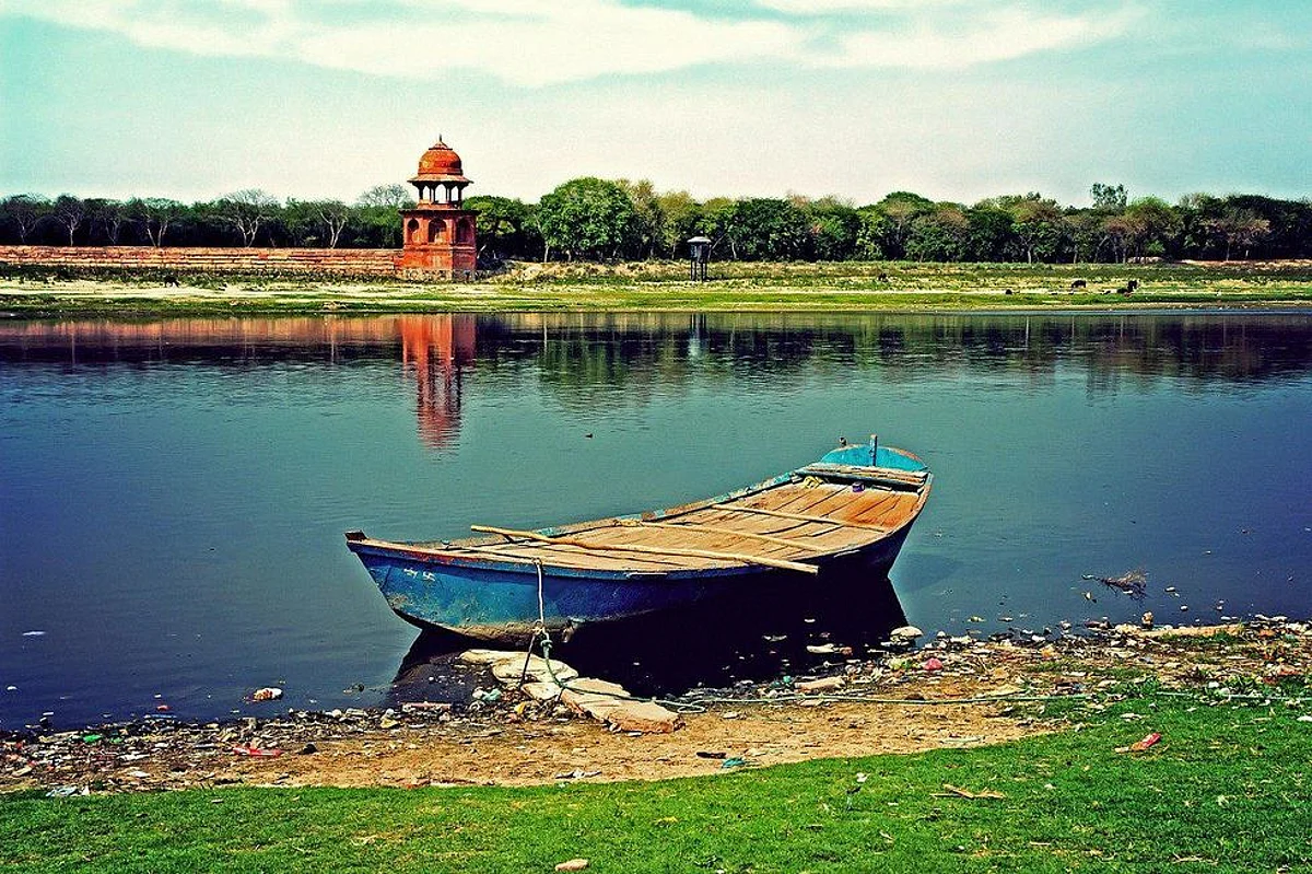 यमुना और उसके घाटों की सफाई को आगे आए डीयू के छात्र