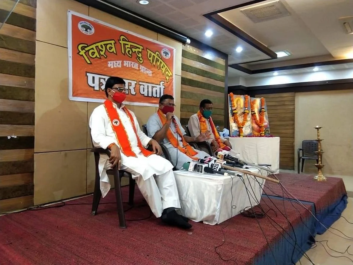 केन्द्रीय महामंत्री मिलिंद परांडे प्रेस को सम्बोधित करते हुए। (VHP, Twitter)