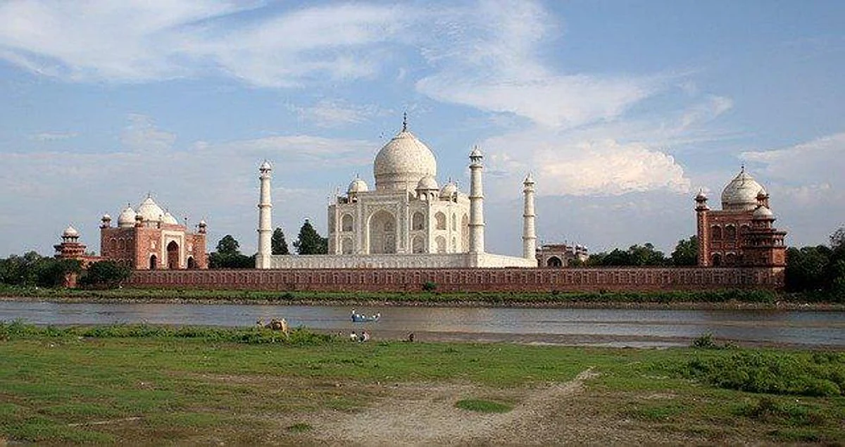यमुना का जलस्तर बढ़ते ही ताजमहल के पीछे का नजारा बदला