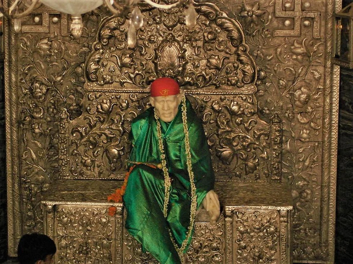 मंदिर में पहनावे पर आग्रह करना, मतलब अभिव्यक्ति की आज़ादी को ठेस पहुँचाना है!
