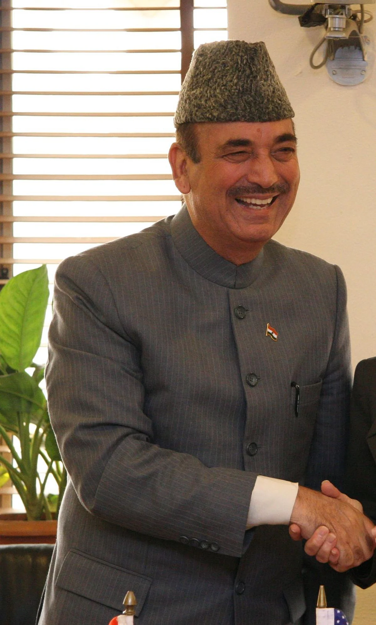 कांग्रेस के सबसे वरिष्ठ नेताओं में से एक Ghulam Nabi Azad भी शामिल हैं।(Wikimedia Commons)