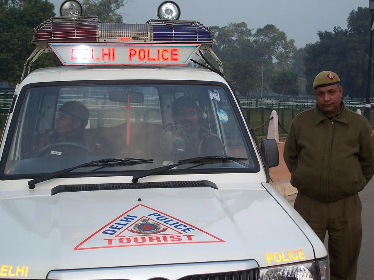 महिलाओं के हाथ में पत्थर थे : Jahangirpuri violence में घायल पुलिसकर्मी