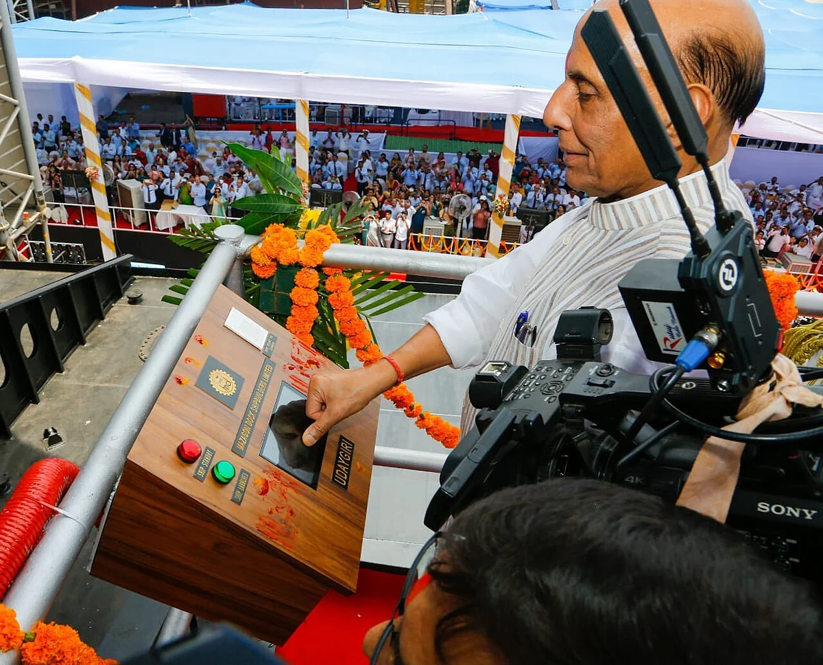 Surat और Udaygiri युद्धपोत हुआ लॉन्च