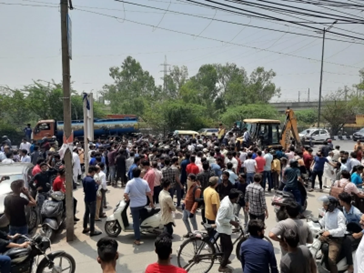 दिल्ली के शाहीन बाग में चला बुलडोजर