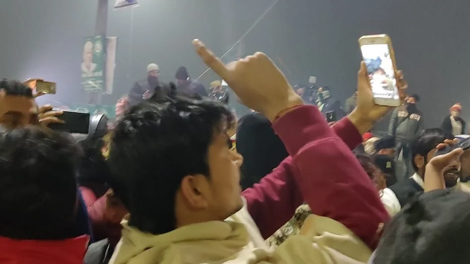 फेसबुक लाइव कर लोगों को गाजीपुर बॉर्डर पहुंचने की अपील करता युवा