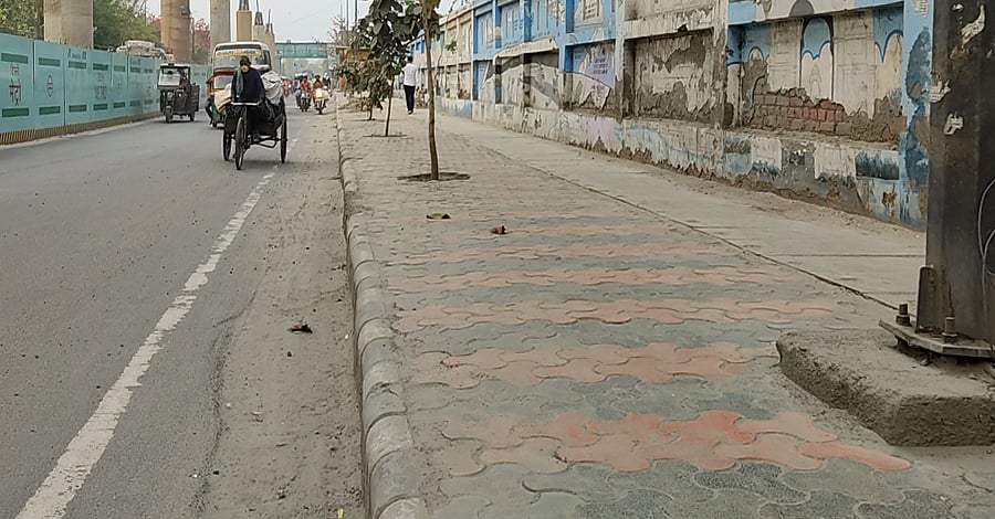 The spot where the men were forced to lie on the road and sing the anthem.