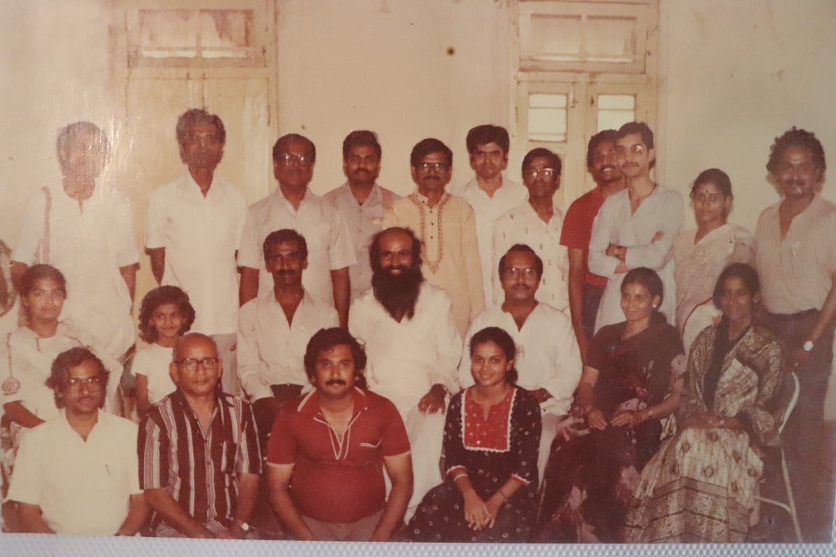 वासुदेव मध्य पंक्ति में, बाएं से तीसरे स्थान पर।