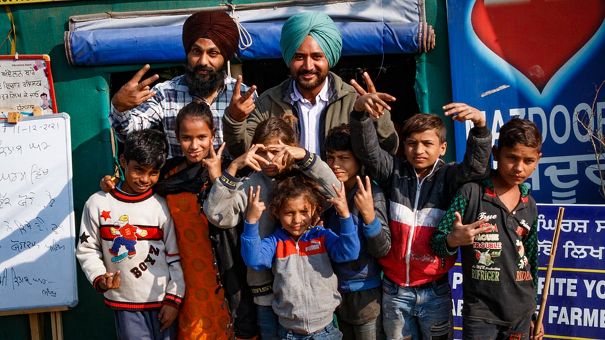 In photos: Over a year later, farmers depart Singhu for their homes - Vimarsana News