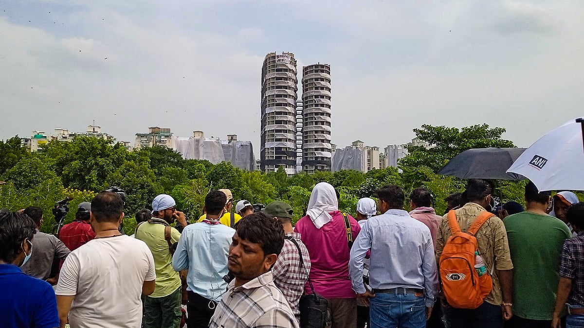 'Picnic spot': Watching TV crews watch Noida's twin towers come crashing down - Vimarsana News
