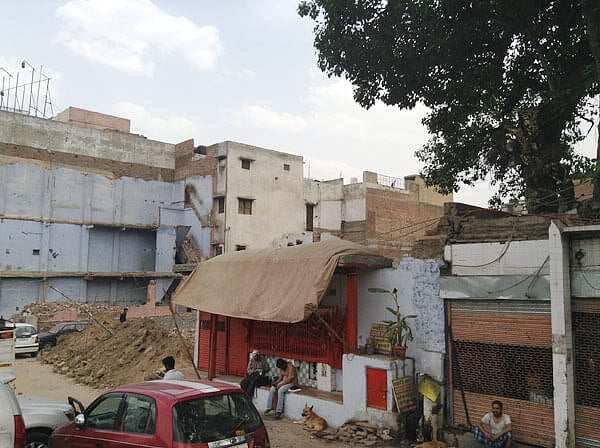 The Hanuman temple in the middle of the road