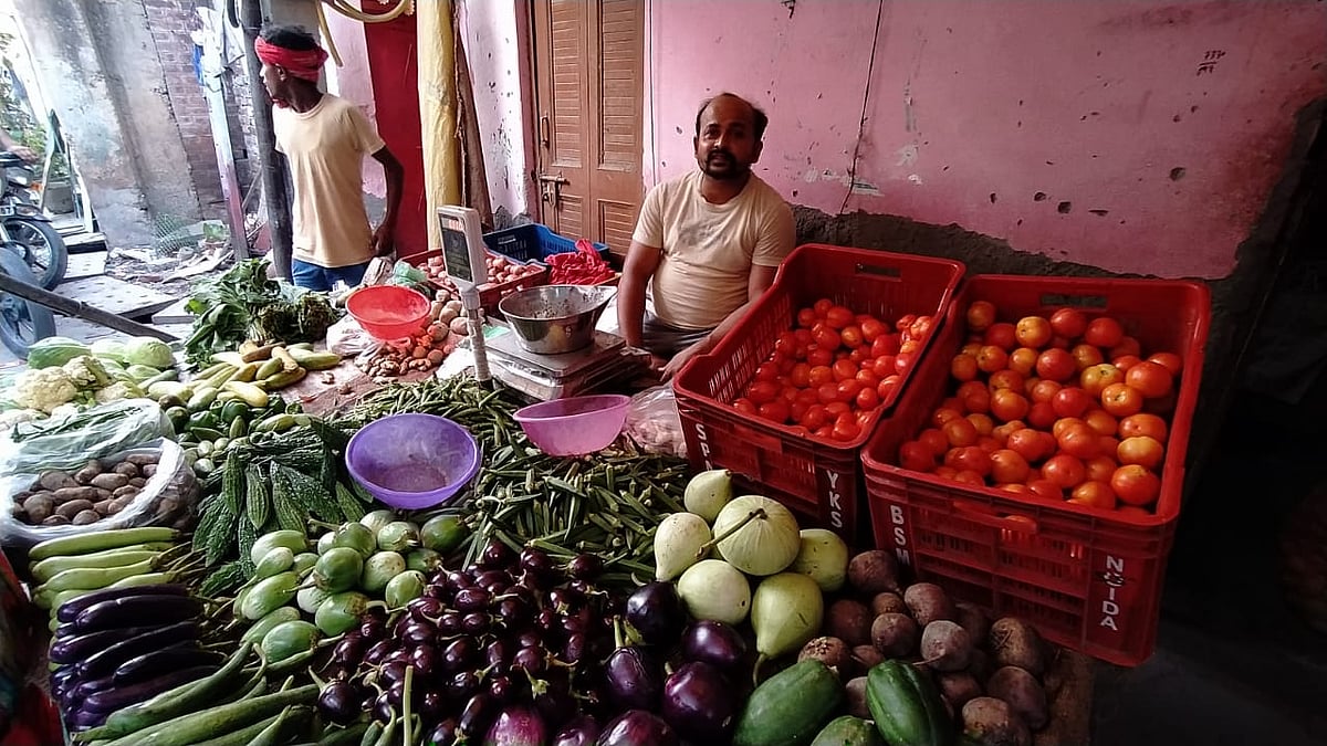 राम इक़बाल अन्ना नगर में बीते 15 सालों से सब्जी की दुकान लगा रहे है. झुग्गी तोड़े जाने के आदेश के बाद इनकी चिंता बढ़ गई.