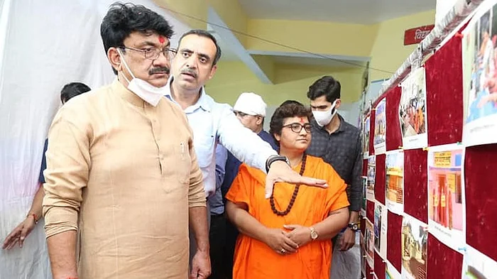 भाजपा सांसद साध्वी प्रज्ञा ठाकुर के साथ मंत्री महेंद्र सिंह सिसोदिया 