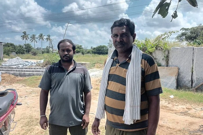 चिकबल्लापुर के किसान आंजनेय रेड्डी (बाएं) संबंधित संस्थाओं से इस प्रोजेक्ट के खिलाफ बार-बार निवेदन कर रहे हैं. वह सेकेंडरी शोधित दूषित पानी से भूजल को रीचार्ज किए जाने से होने वाले संभावित खतरों और भूजल के दूषित होने के खतरों को रेखांकित करते हैं.