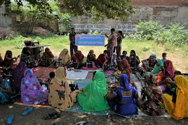 स्थानीय महिलाएं कपड़े के थैले बना रही हैं ताकि रणथंभौर टाइगर रिजर्व में इन्हें प्लास्टिक बैग के विकल्प के तौर पर इस्तेमाल किया जा सके.