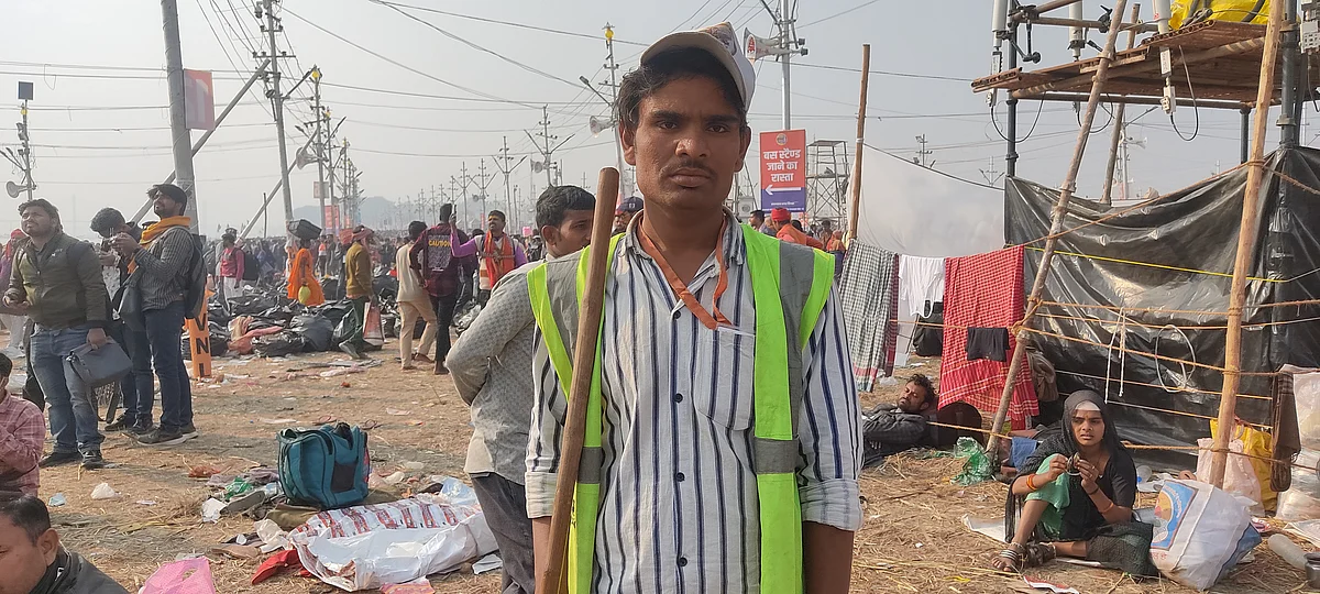 सफाई कर्मचारी करण, वह सुबह दो बजे तक संगम घाट पर ड्यूटी पर था.