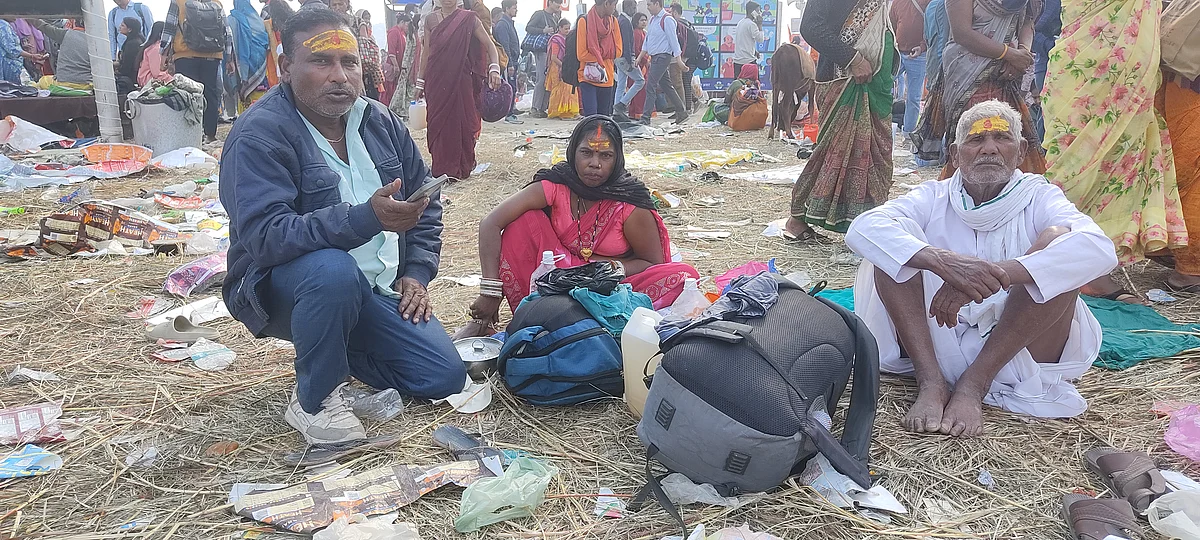 भगदड़ वाले स्थान के पास बैठे श्रद्धालु. 