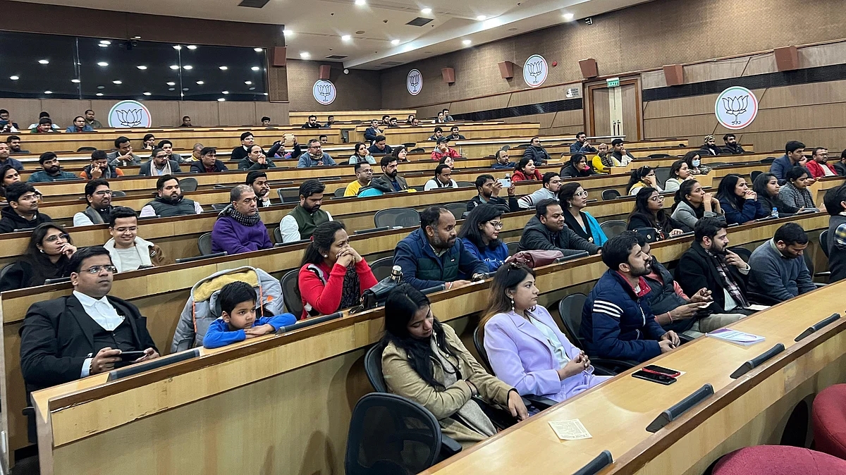कार्यक्रम के दौरान उपस्थित लोग.